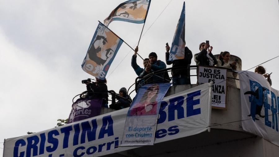 18.jun.2025 - Apoiadores da ex-presidente argentina Cristina Kirchner protestam contra sua prisão em frente a sua casa, onde ela cumpre pena domiciliar - TOMAS CUESTA / AFP