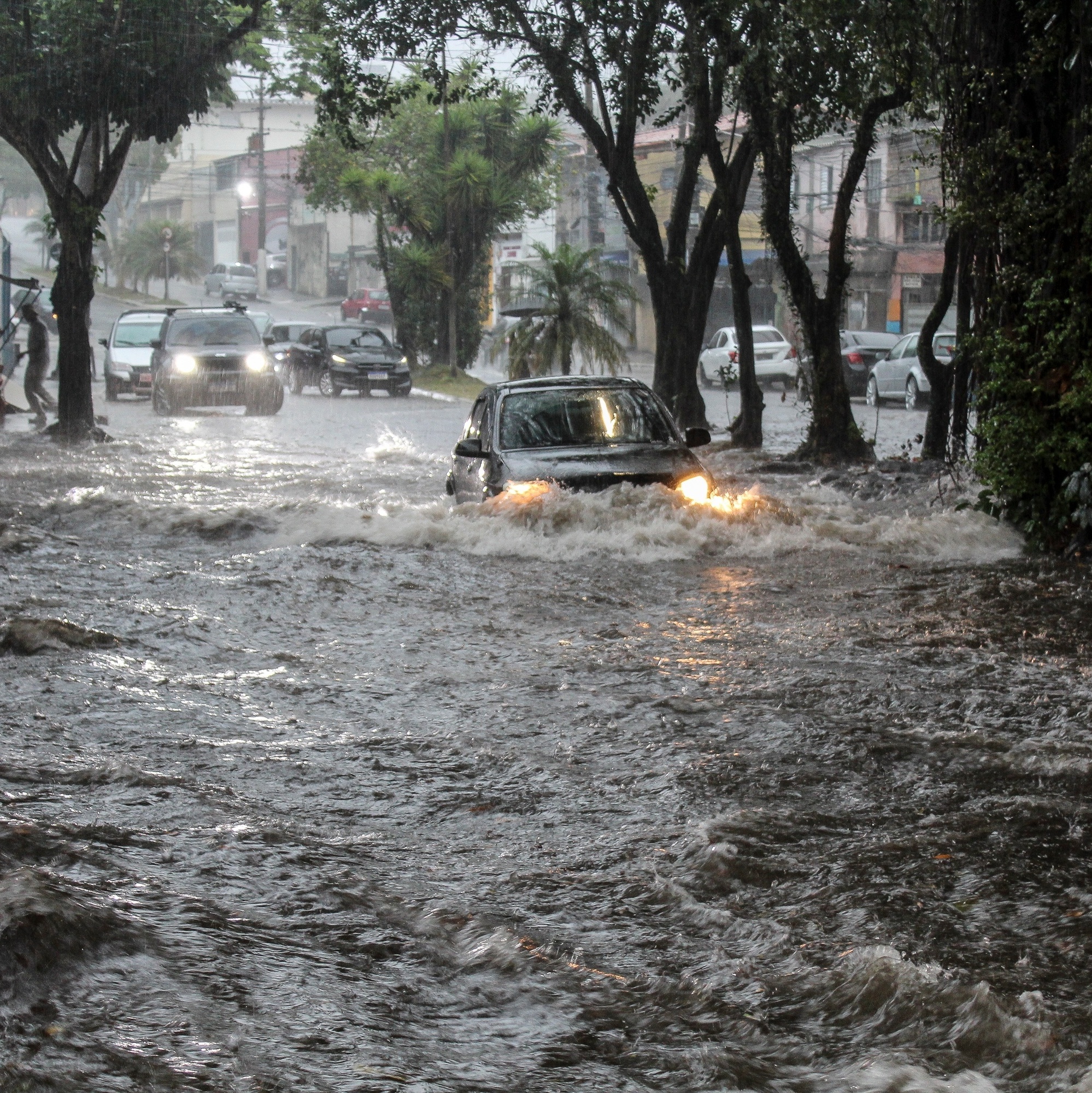 Enel atribui falta de luz em SP a chuva e ventos; 400 mil estão sem energia