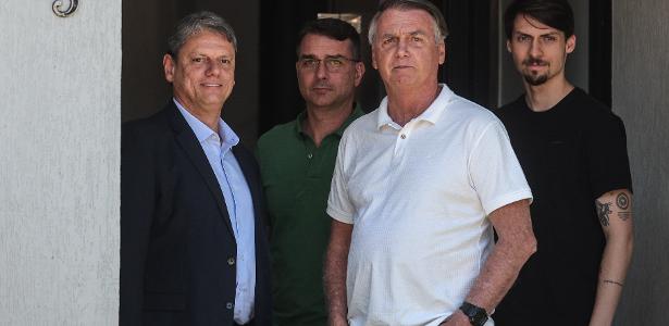 Moraes autoriza visita de Tarcísio a Bolsonaro só em 10 de dezembro