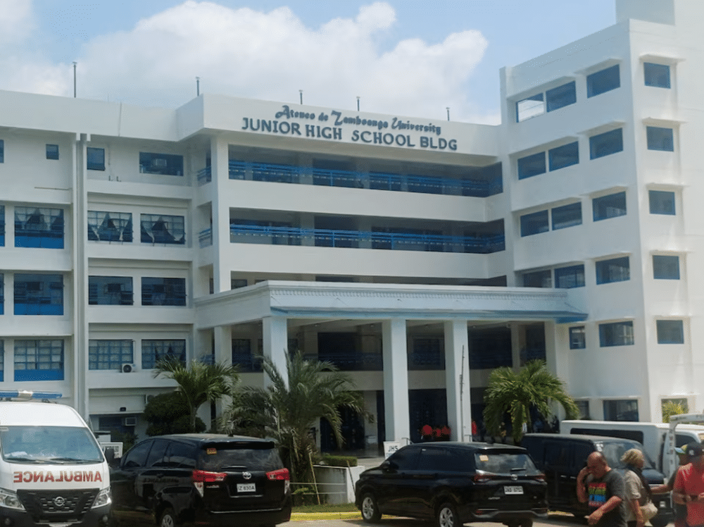 18.08.2026 - Pessoas do lado de fora da Universidade Ateneo de Zamboanga após um tiroteio nas Filipinas - undefined