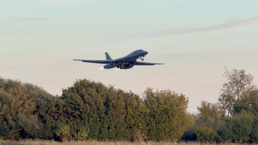 04.out.26- Bombardeiro B-1 decola da base aérea de RAF Fairford, enquanto os EUA retiram seus bombardeiros B-1 do local; imagem capturada de vídeo em rede social em Fairford, Gloucestershire, Reino Unido