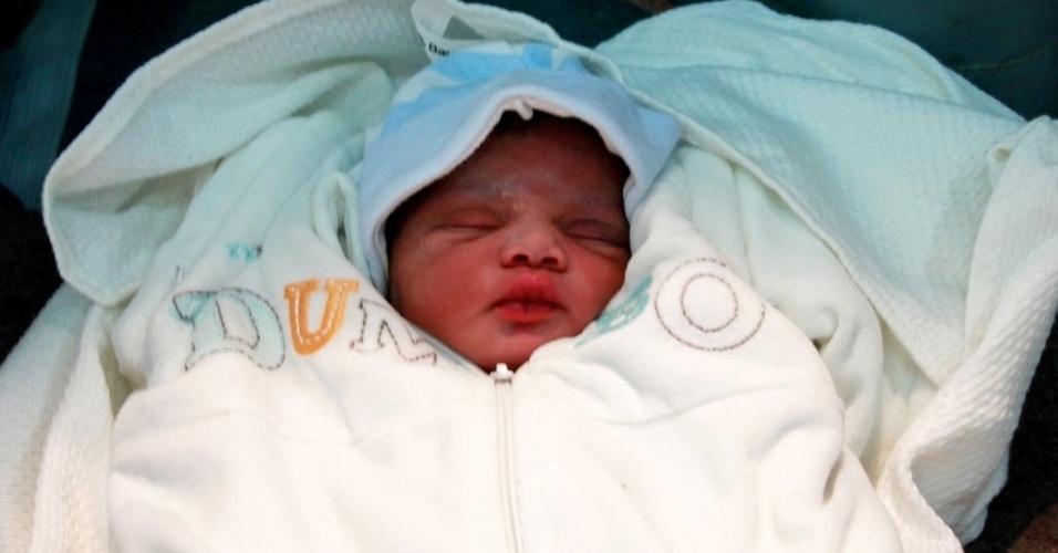 25.ago.2015 - As Forças Armadas alemãs divulgaram uma foto da recém-nascida Sophia, filha da refugiada de 33 anos de idade Rahma A., de Mogadíscio, Somália. Sophia nasceu a bordo da fragata alemã Schleswig Holstein em 24 de agosto de 2015, no caminho para a Itália. Ela mede 49 cm, pesa 3 kg e é o primeiro bebê nascido em um navio da marinha alemã