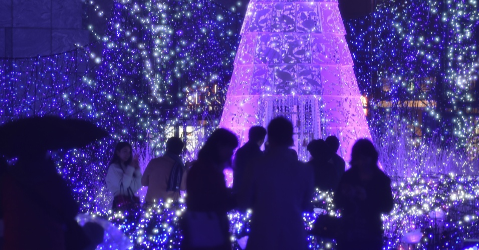 23.nov.2015 - Decoração de Natal ilumina praça de Tóquio, no Japão