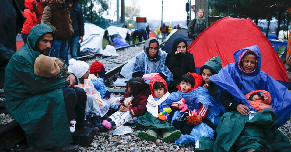 27.nov.2015 - Imigrantes esperam nos trilhos entre a fronteira de Grécia e Macedônia. A Macedônia decidiu limitar a passagem da fronteira para as pessoas que fogem das zonas de conflito na Síria, Iraque e Afeganistão