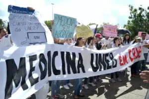 Estudantes da Uneb protestam para que Justiça e Governo resolvam