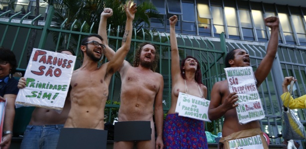 Manifestantes ficam sem roupa para chamar a atenção a protesto contra lei do zoneamento na Câmara dos Vereadores de São Paulo em fevereiro - Fábio Braga/Folhapress