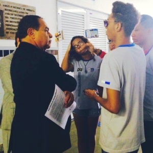O estudante Michel Policeno, 17, (de óculos) recebe o jurista Siro Darlan na ocupação do Colégio Mendes de Moraes - Arquivo pessoal