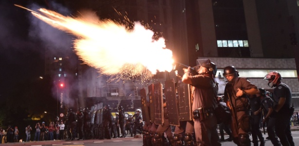 Policiais militares atiram bombas de gás contra manifestantes durante protesto na avenida Paulista, em São Paulo - Nelson Almeida/AFP - 29.ago.2016