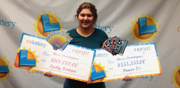 Rosa Dominguez exibe os dois prêmios que ganhou na loteria - California Lottery 