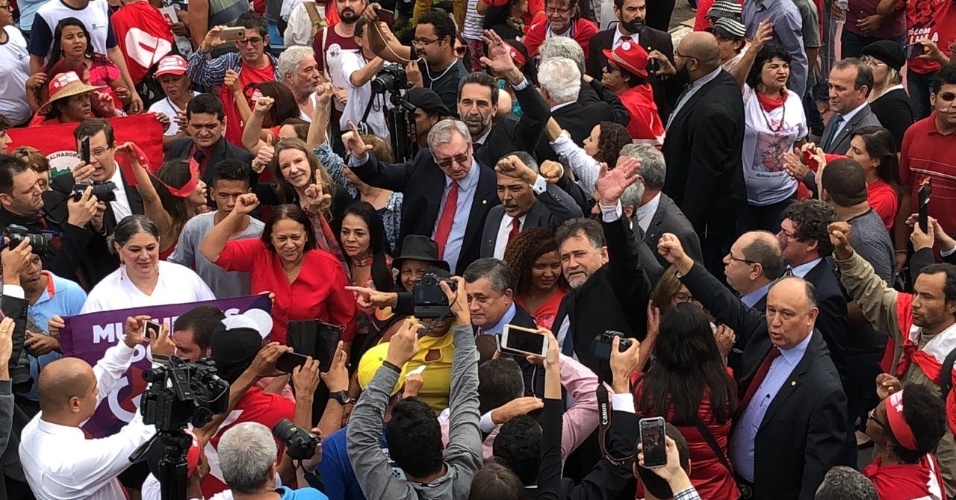 Protesto pró-Lula toca agora o Hino Nacional em ritmo de batuque. Parlamentares petistas chegam à Esplanada e são assediados pelos manifestantes a favor de Lula.