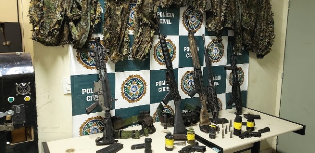 A polícia apreendeu 5 fuzis calibre 762, 5 granadas, 3 pistolas de origem americana, munição, carregadores de fuzil e roupas camufladas - Divulgação/Polícia Civil do Rio