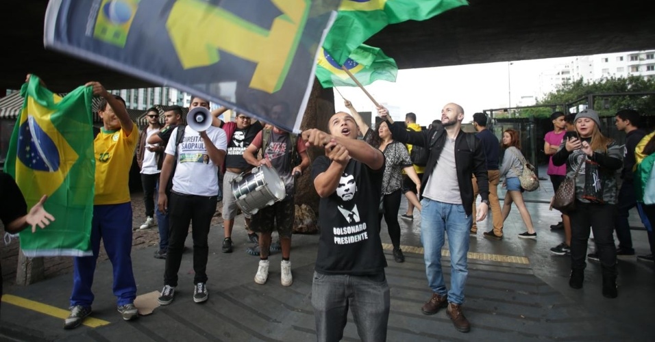 28.10.2018 - Apoiadores do candidato à presidência Jair Bolsonaro (PSL) se aglomeram no vão do MASP, em São Paulo