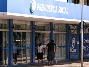 https://conteudo.imguol.com.br/c/noticias/c7/2019/02/15/idoso-idosos-terceira-idade-3a-idade-aposentadoria-aposentados-aposentado-previdencia-inss-deficiente-fisico-pensoes-auxilio-doenca-bcp-fachada-do-instituto-nacional-do-seguro-social-1550255775239_v2_300x225.jpg