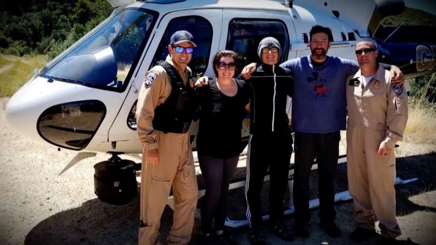 Krystal Ramirez (à esquerda), Hunter Whitson (ao centro) e Curtis Whitson (à direita) posam para foto com equipe de resgate - CBS - Newspath video