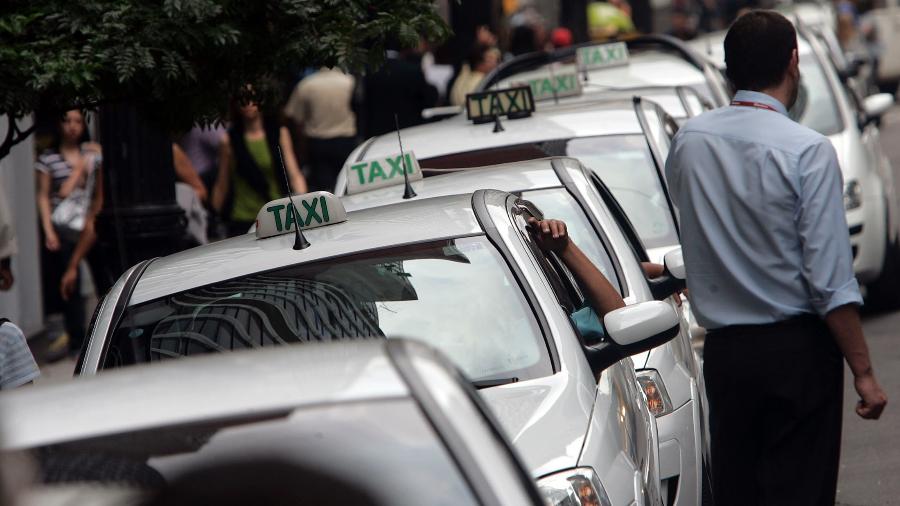 Taxistas e empresas de transporte afirmam que, mesmo pagando a taxa, licenciamento tem atrasado até mais do que 30 dias - KEINY ANDRADE/ESTADÃO CONTEÚDO/AE/