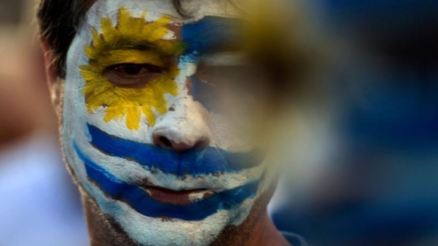 Simpatizante de Lacalle Pou em comício do Uruguai; oposicionista está na frente das pesquisas de opinião - AFP