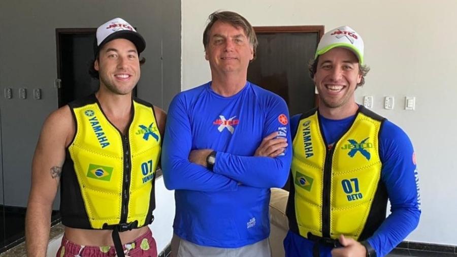 Jair Bolsonaro ao lado de irmãos Umberto Brito e Valdir Brito Júnior, praticantes de moto aquática - Reprodução/Twitter