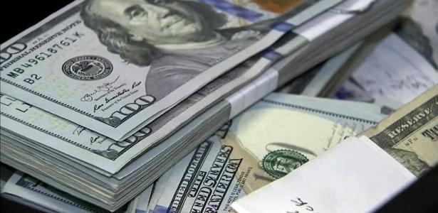 Mercado financeiro | Bolsa cai 5,5% no dia, mas sobe 9,5% na semana; dólar fecha acima de R$ 5