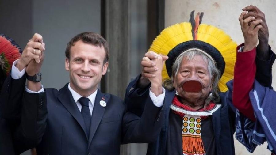 O presidente da França, Emmanuel Macron, recebeu Raoni no Palácio do Eliseu, em maio, quando se comprometeu a apoiar suas bandeiras - AFP