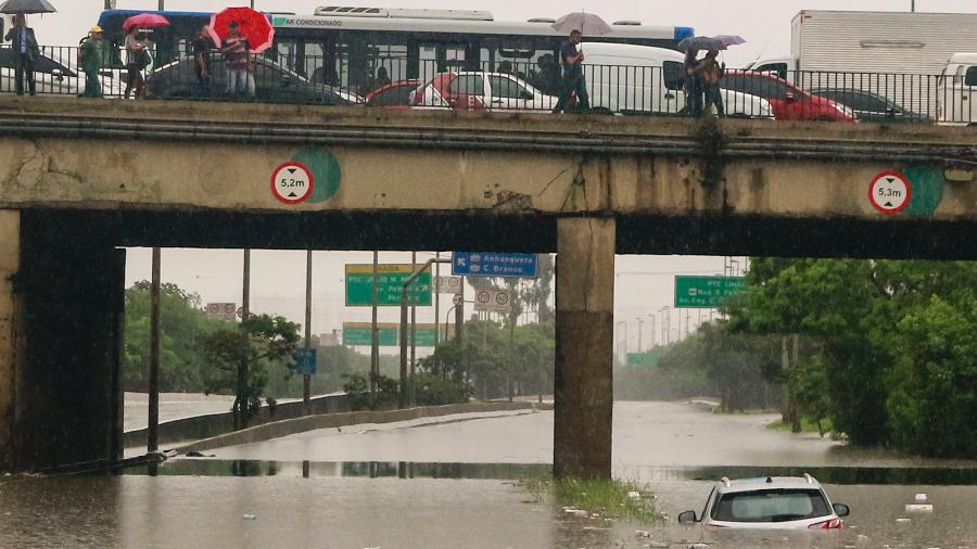 Carro submerso sob ponte da Casa Verde, na marginal Tietê, após forte chuva atingir São Paulo - 10.fev.2020 - Marcelo Gonçalves/Sigmapress/Estadão Conteúdo