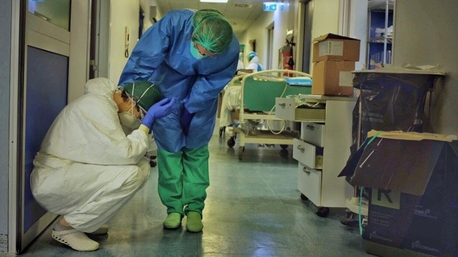 Na Itália, enfermeiro fotografou colegas lidando com pacientes de covid-19 para mostrar sua força, mas também fragilidade - PAOLO MIRANDA