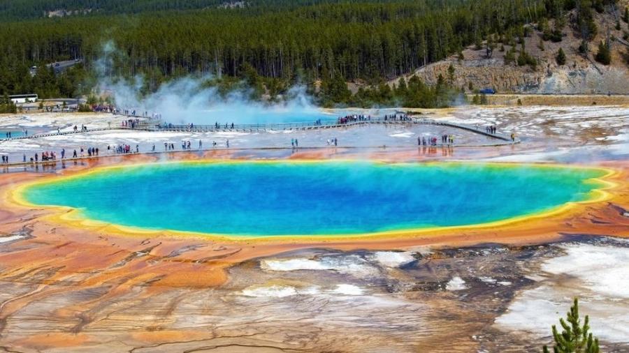 As fontes termais de Yellowstone abrigam microorganismos capazes de viver em condições extremas - Getty Images