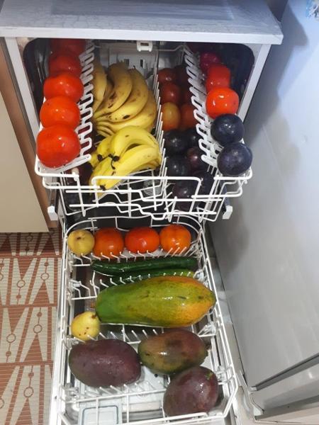 Imagem de frutas na máquina de lavar louças foi curtida por milhares de usuários do Facebook - Facebook/Reprodução