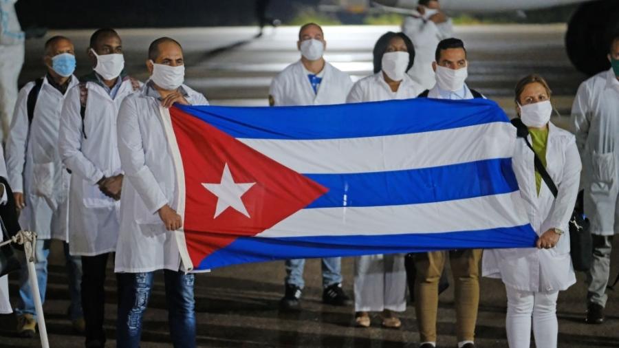 Médicos cubanos desembarcando na África do Sul para trabalhar no combate ao coronavírus - Gallo Images via Getty Images