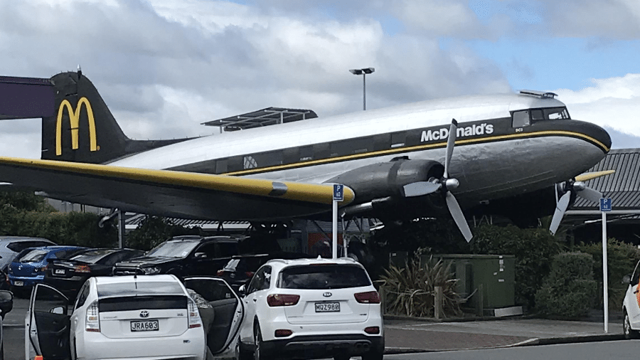 Na Nova Zelândia você pode comer um lanche do McDonald"s dentro de um avião - Reprodução/Reddit