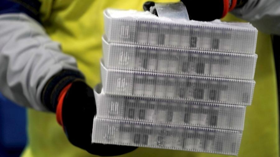 13.dez.2020 - Caixas contendo doses da vacina da Pfizer/BioNTech são preparadas para envio nos Estados Unidos - EFE/EPA/MORRY GASH / POOL