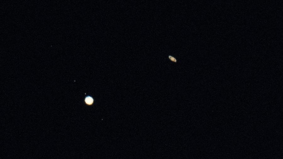 Júpiter, à esquerda, e Saturno, à direita, durante a grande conjunção na noite desta segunda-feira (21), na Carolina do Norte (EUA) - Bill Ingalls/Nasa