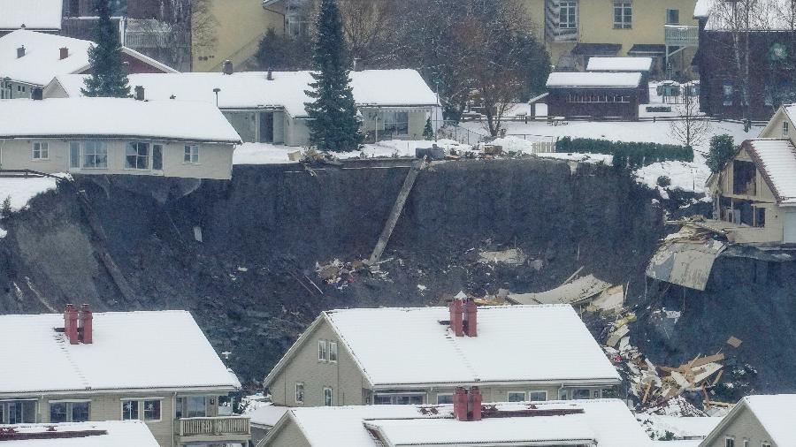 Deslizamento de terra ocorrido na cidade de Gjerdrum, na Noruega, deixou desaparecidos e feridos - Fredrik Hagen / NTB / AFP