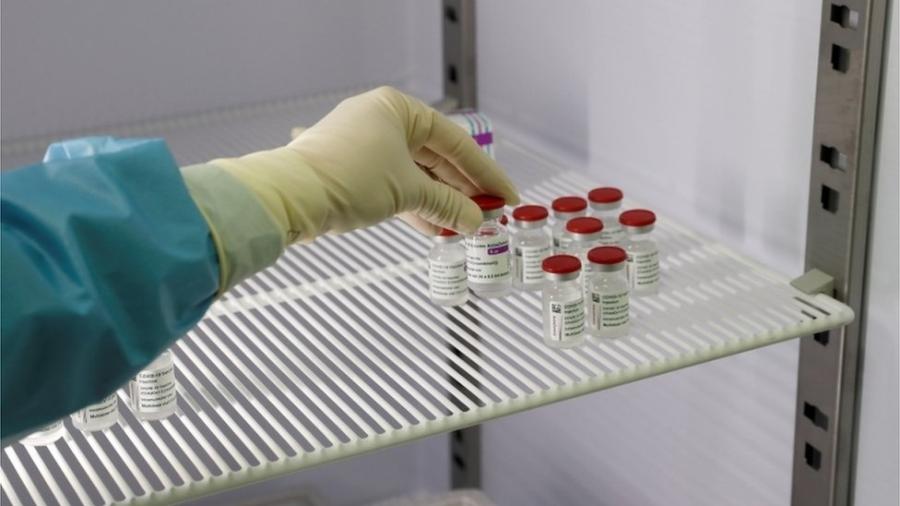 AstraZeneca alega estar enfrentando problemas de produção de sua vacina - Reuters