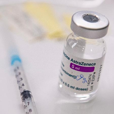 Doses preparadas da vacina da AstraZeneca contra a covid em um consultório médico em Deisenhofen, sul da Alemanha - Lennart Preiss/AFP