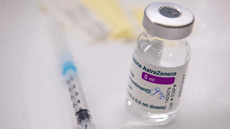 Doses preparadas da vacina da AstraZeneca contra a covid são retratadas em um consultório médico em Deisenhofen, sul da Alemanha - Lennart Preiss/AFP