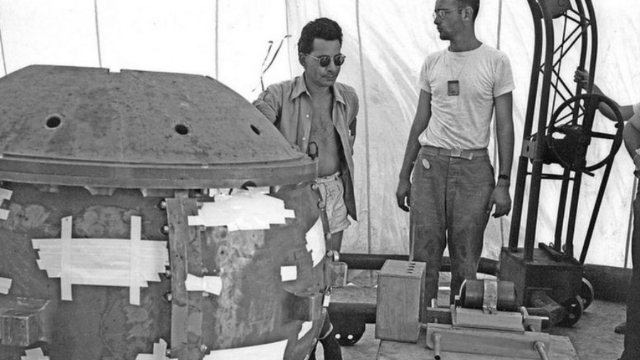 Louis Slotin (à esquerda), foi um dos maiores especialistas no manuseio de materiais radioativos - LOS ÁLAMOS NATIONAL LABORATORY