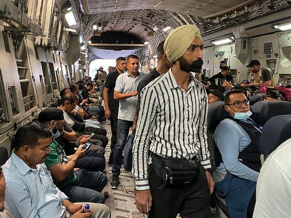 17.ago.2021 - Cidadãos indianos embarcam em aeronave militar no aeroporto de Cabul para serem evacuados após tomada do Taleban no Afeganistão - AFP