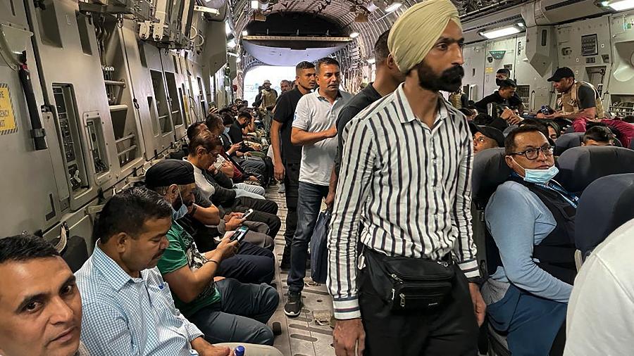 17.ago.2021 - Cidadãos indianos embarcam em aeronave militar no aeroporto de Cabul para serem evacuados após tomada do Taleban no Afeganistão - AFP