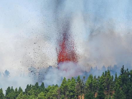 Lava e fumaça são projetadas na erupção do vulcão no parque nacional Cumbre Vieja em El Paso, nas ilhas Canárias de La Palma (Espanha) - BORJA SUAREZ/REUTERS