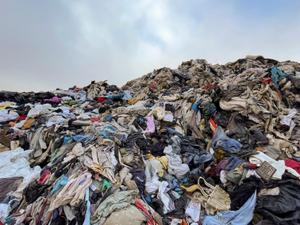 Chile: no deserto do Atacama, o lixão tóxico da moda descartável do 1° mundo