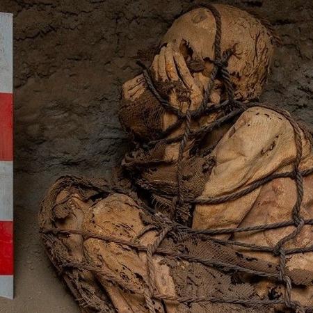 Uma múmia com idade estimada entre 800 e 1.200 anos foi encontrada por arqueólogos da Universidade Nacional de San Marcos - Luis Yupanqui/Facebook Revista Rumbos