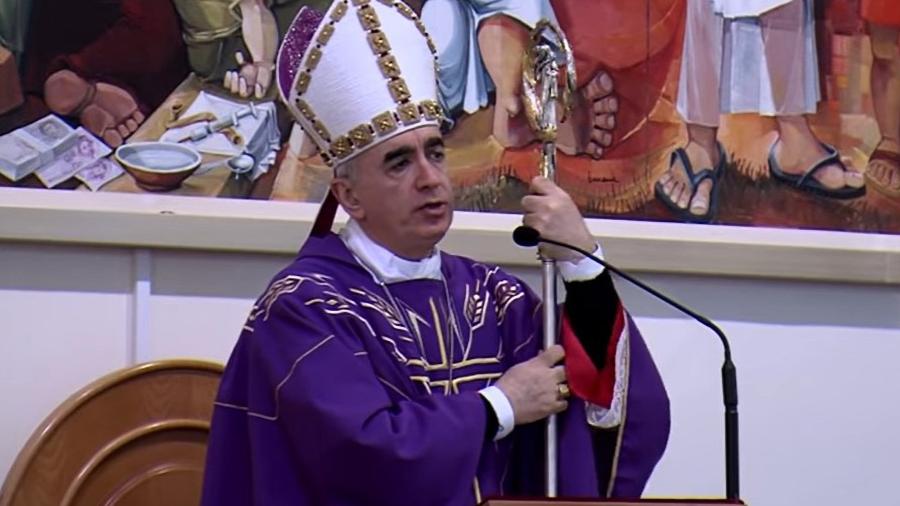 O bispo da cidade de Noto, Antonio Staglianò, no vídeo onde disse que o Papai Noel não existe e responsabilizou a Coca-Cola pela invenção - Reprodução/Facebook
