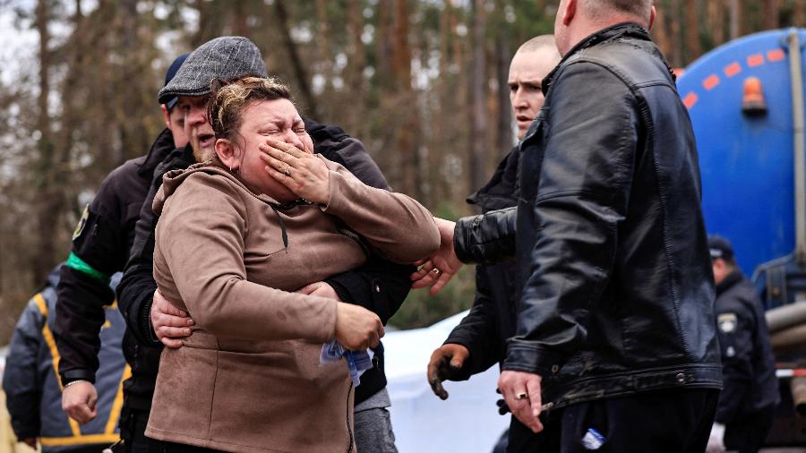 10.abr.22 - Uma mãe reage enquanto policiais exumam o corpo de seu filho, que segundo o chefe da vila foi morto por soldados russos, de um poço em um posto de combustível em Buzova, região de Kiev - ZOHRA BENSEMRA/REUTERS