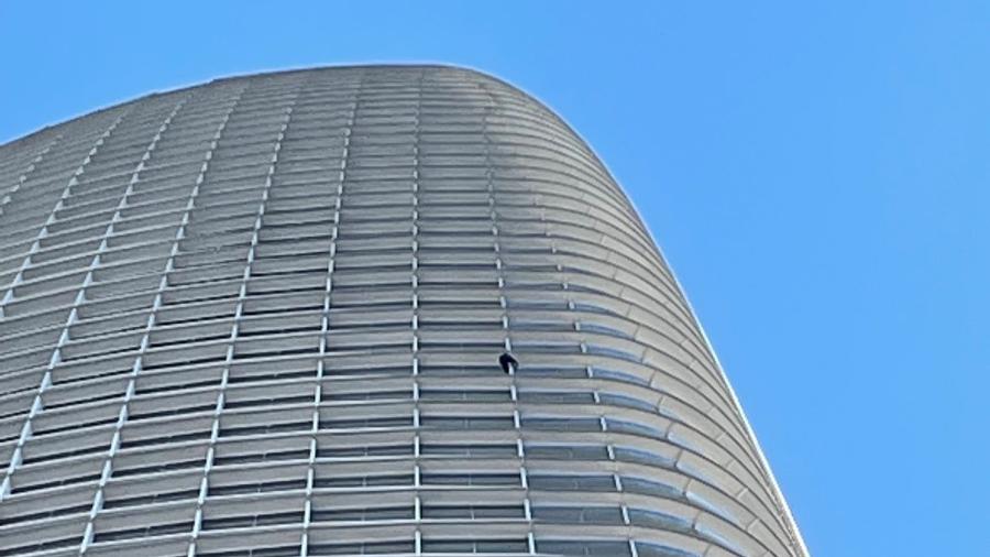 Homem conseguiu escalar todos os andares do prédio de 326 metros, mas foi detido em seguida - San Francisco Fire Department/Divulgação