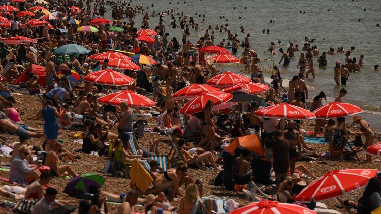 Banhistas lotam a praia em Brighton, na Inglaterra, onde os serviços de previsão meteorológica lançaram, pela primeira vez na história, um alerta de 'calor extremo' - DANIEL LEAL/AFP - DANIEL LEAL/AFP