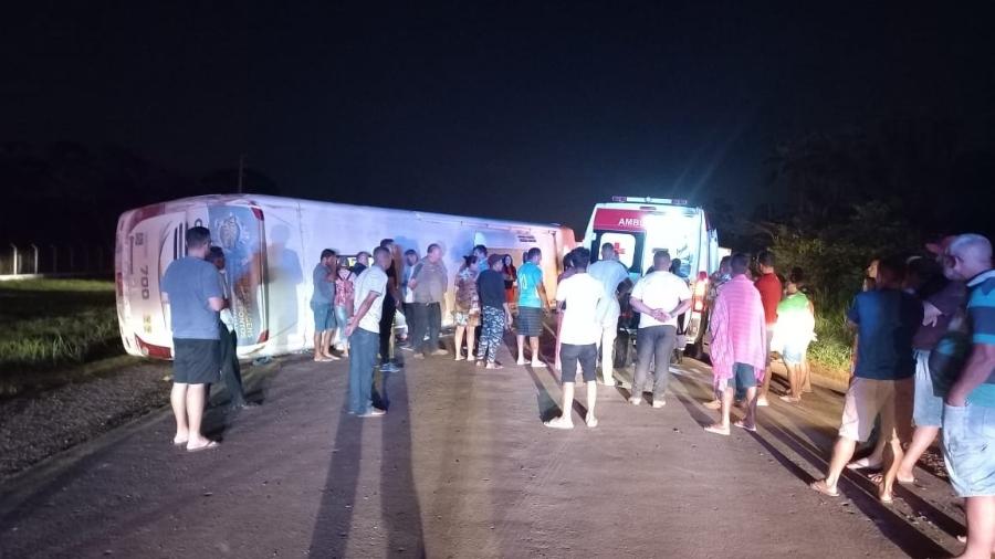 Acidente com ônibus deixou ao menos 15 pessoas feridas - Divulgação