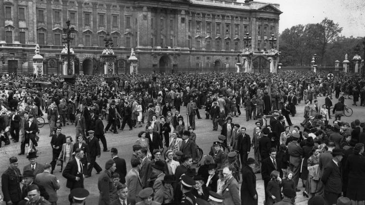A crowd gathers outside Buckingham Palace on Victory Day, May 8, 1945 - GETTY IMAGES - GETTY IMAGES