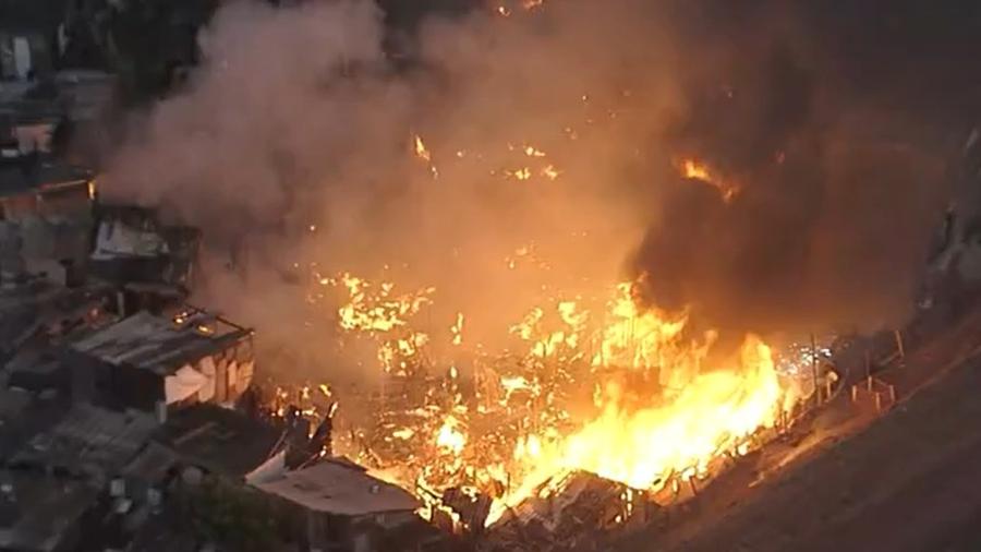 O Corpo de Bombeiros informou que o incêndio foi "completamente controlado" - Reprodução/TV Globo