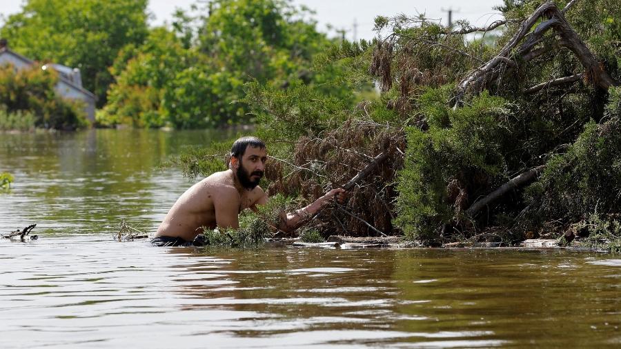 Homem tenta ajudar pessoas ilhadas em região alagada após rompimento de represa em Nova Kakhovka - REUTERS/Alexander Ermochenko 