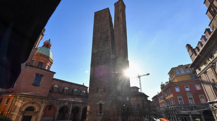 A torre de Garisenda, em Bolonha, na Itália